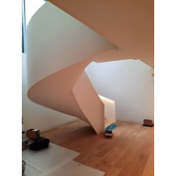 Escalier Magistrale en tôle pleine avec Led integré dans la main courange, garde-corps vitres, avant-toit métallique