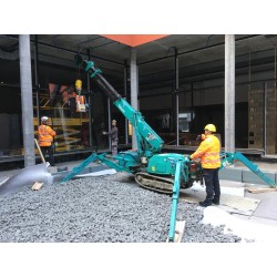 Engin Mini-grue MAEDA285, capacité de 1.95 tonnes