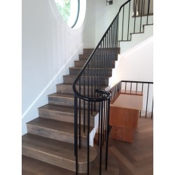 Villa BOT Barrière en acier coulissant minimaliste motorisé et Menuiserie Alu Slim Line