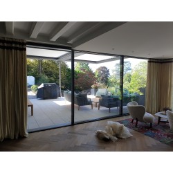 Villa BOT Barrière en acier coulissant minimaliste motorisé et Menuiserie Alu Slim Line