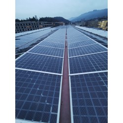 Toiture Solaire à Zurich Green-City en verre bi-PV et système Poteaux-Traverse