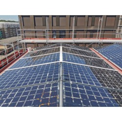 Toiture Solaire à Zurich Green-City en verre bi-PV et système Poteaux-Traverse