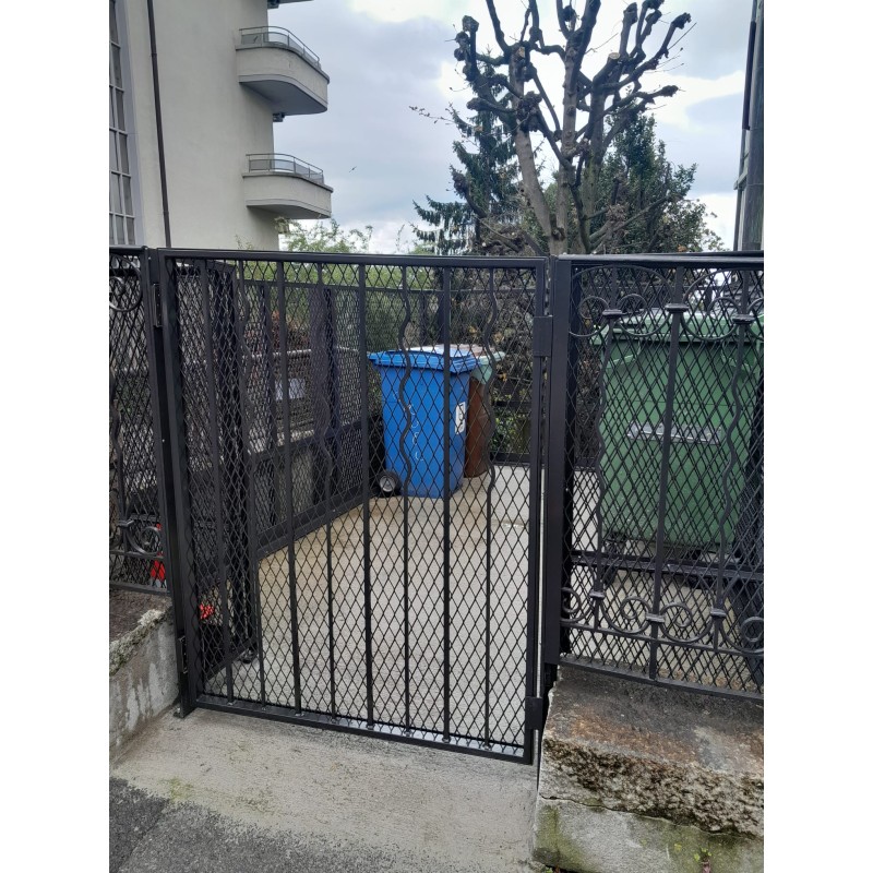 Portail et Garde-Corps contemporain Av. de Morges avec barreau torsadé et métal déployé