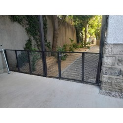 Portail et Garde-Corps contemporain Av. de Morges avec barreau torsadé et métal déployé