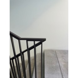 Barrières dans cage d'escalier avec palier arrondi et abris à vélo Semaille