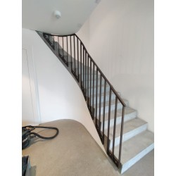 Barrières dans cage d'escalier avec palier arrondi et abris à vélo Semaille