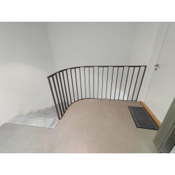 Barrières dans cage d'escalier avec palier arrondi et abris à vélo Semaille