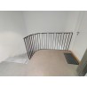 Barrières dans cage d'escalier avec palier arrondi et abris à vélo Semaille