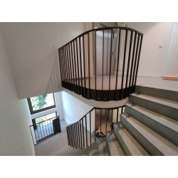 Barrières dans cage d'escalier avec palier arrondi et abris à vélo Semaille